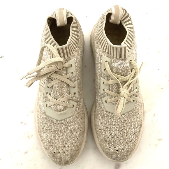 Women’s size 7 slip-on sneaker by Aldo. Nice light color, barely worn. - Picture 4 of 5